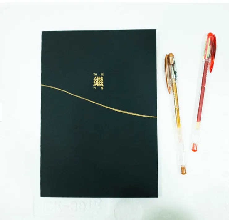 漫畫本身黑白，出有一組附上金筆紅筆的，讓讀者可以也在本子上去塗畫