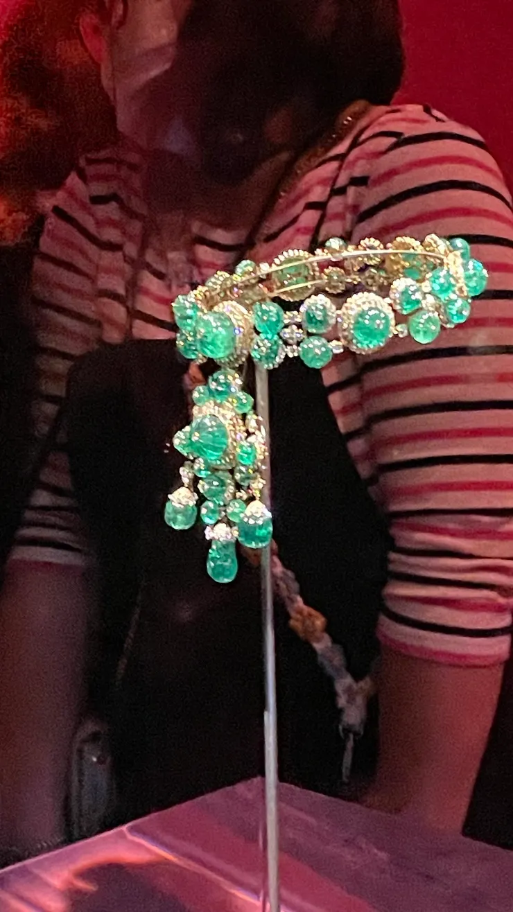 印度風格項鍊，同樣可以拆成兩條手鍊和吊墜、胸針，梵克雅寶收藏。 除了閃閃發光，我看不出它為何可以放在翠玉白菜旁邊，聽了導覽才知道，原來它用了745顆鑽石與44顆祖母綠鑲嵌，排出有印度風情的花朵造型，據說這是雅寶兄弟多次前往印度獲得的靈感。