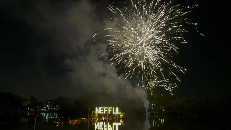 飯後美麗的花火秀，我感動到流淚了，為自己這一年來的努力蛻變❤️也許願明年要再跟妮一起玩