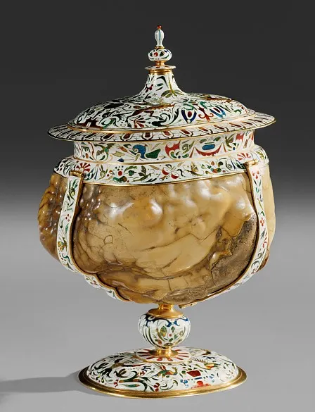 Bezoar牛胃結石製的酒器 (圖片取自The World of the Habsburgs)