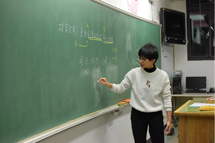 雅茜老師與同學們分享「提案力」技巧,神情認真