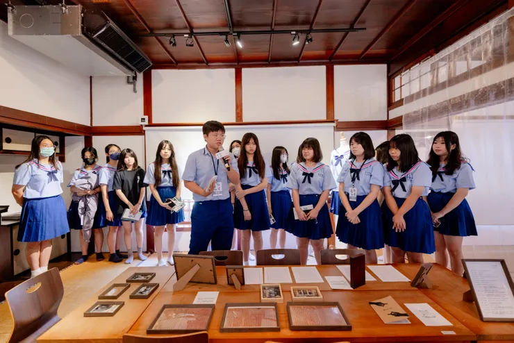 家齊高中學生於記者會介紹其作品。攝影:李奕瑲