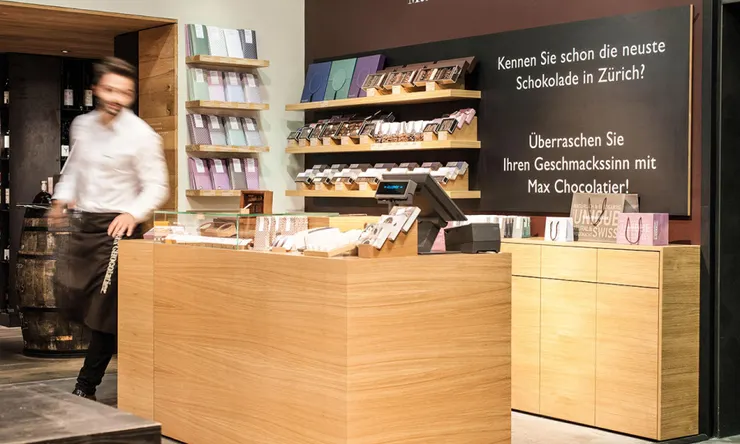 圖片說明： Max Chocolatier 位於蘇黎世老城區的門市，透過四季更迭的職人手作巧克力，訴說著一段關於父愛與工藝的故事。圖片來源： Zürich Tourism