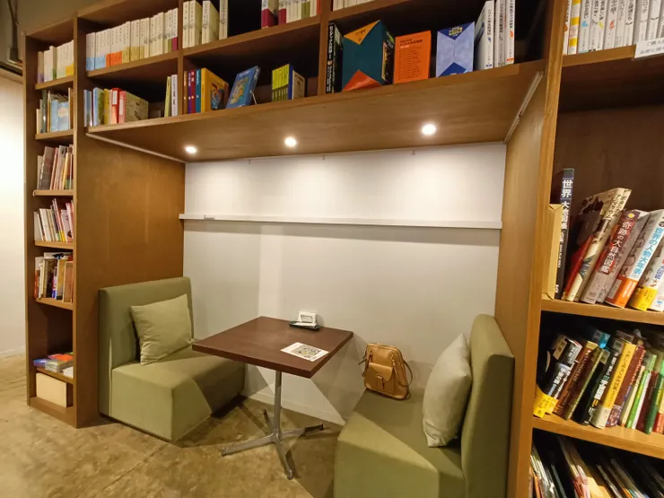 在書海環境中用餐,很特別的經驗