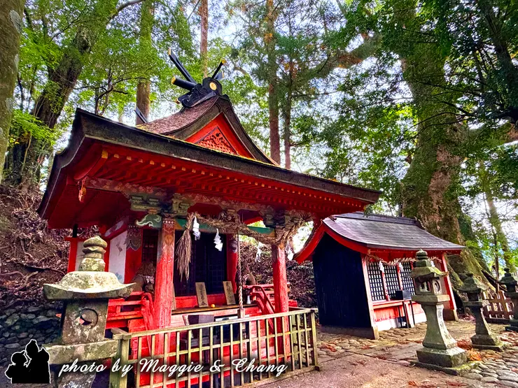 「高原熊野神社」，是「熊野古道」最古老的建築，供奉的神是速玉石大神，1394年熊野菩薩化身為神請神被建。神社正殿是春日造風格，上面的彩繪出自室町時代(1333-1576)，屋頂由檜木或日本柏樹皮覆蓋而成
