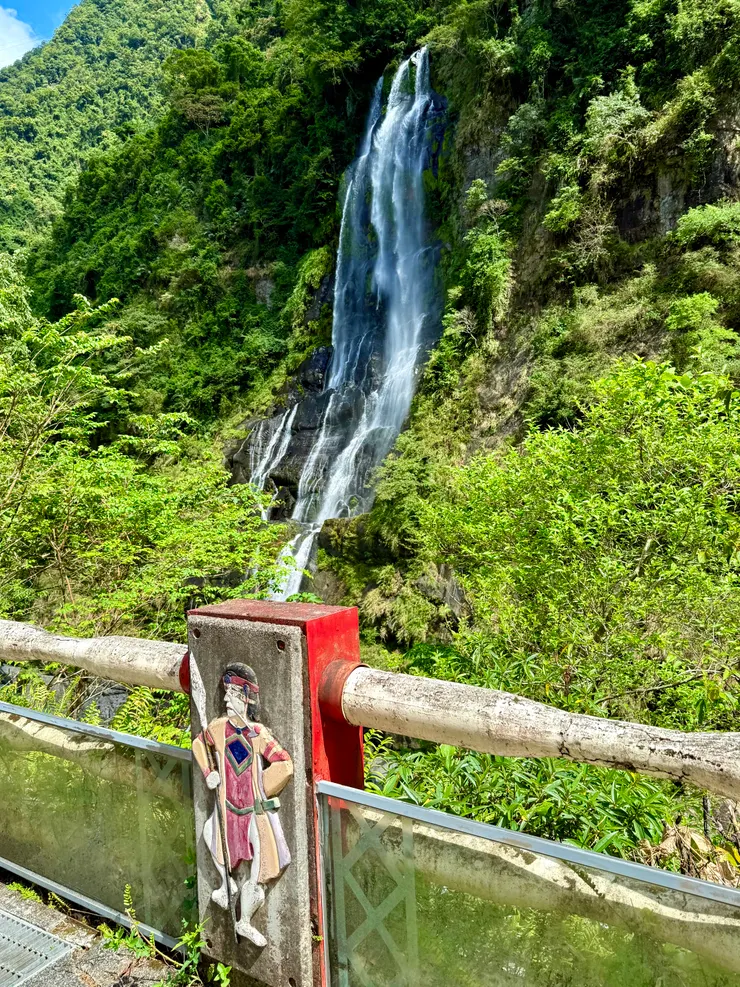 勇士廣場旁的「烏來瀑布」