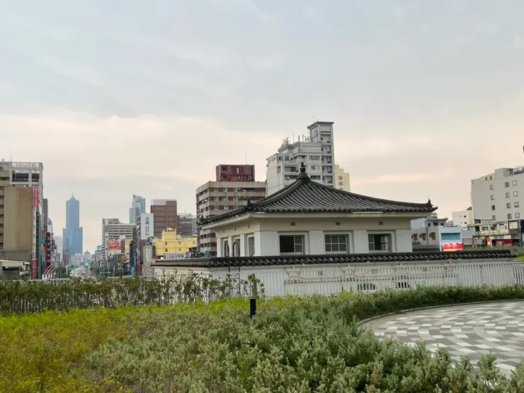 從空中花園能夠看到舊火車站的頂樓。台鐵地下化的時候，舊的火車站搬到別的地方，等新火車站建好了，才又搬回來