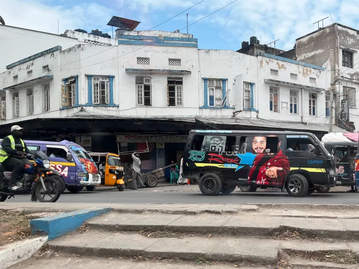 大多數的共乘小巴有著鮮豔有型的塗裝。