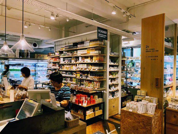 各種調味料和罐頭都可以一次買齊