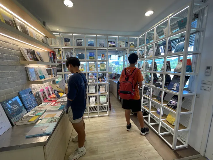 書店空間不大，但容得下一整座的山林、一整片的海水還有無窮的星光。