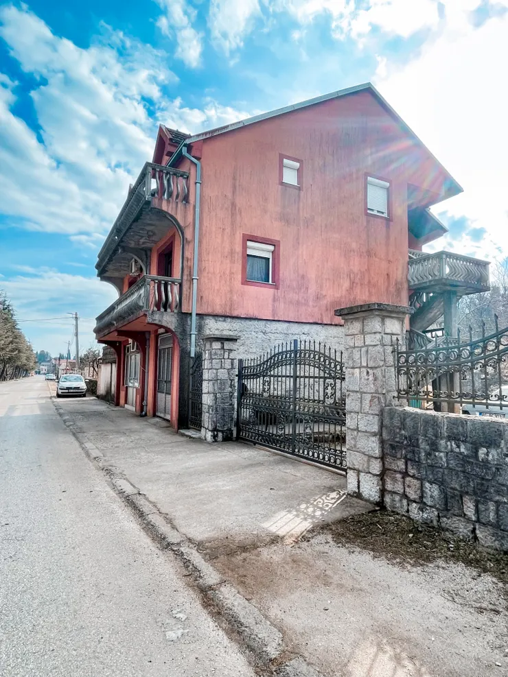 Danilovgrad 小鎮的房子都有點歷史，感覺很有風情。