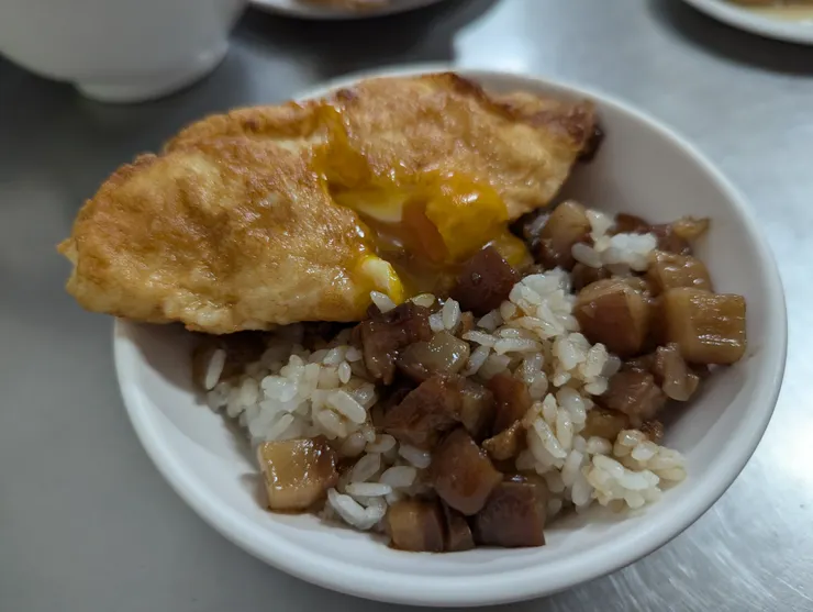 前金肉燥飯的半熟鴨蛋包，戳破蛋黃攪拌後又別有一番風味