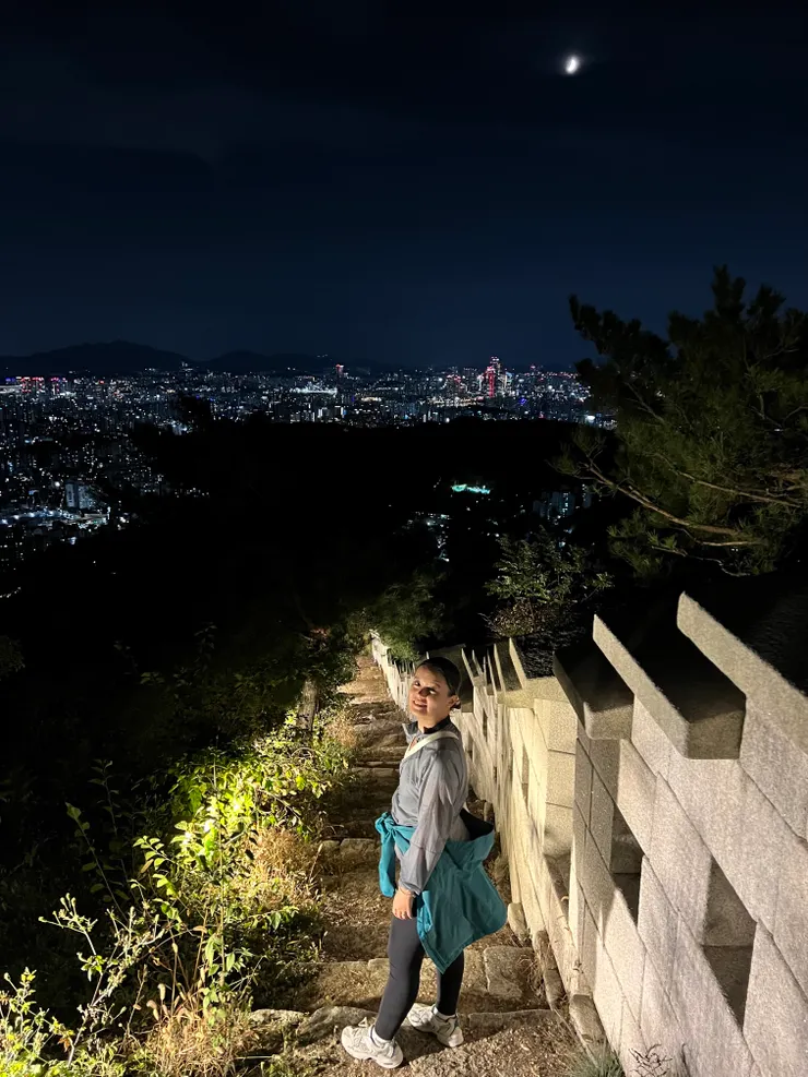 其實是一座宛如象山的小山，城牆只有一小段而已，完全是個驚奇之旅，之後在細細分享XD