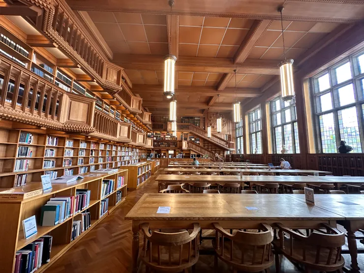 大學圖書館內部