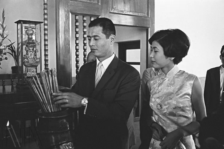 圖2 1966年棒球好手王貞治夫婦在日月潭玄光寺體驗傳統廟宇抽籤文化 檔號：A325000000E/0052/0096/10052/0096/1