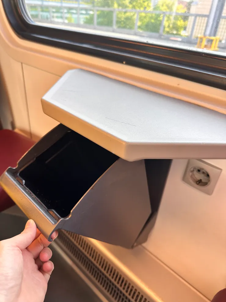 座位旁的小垃圾桶