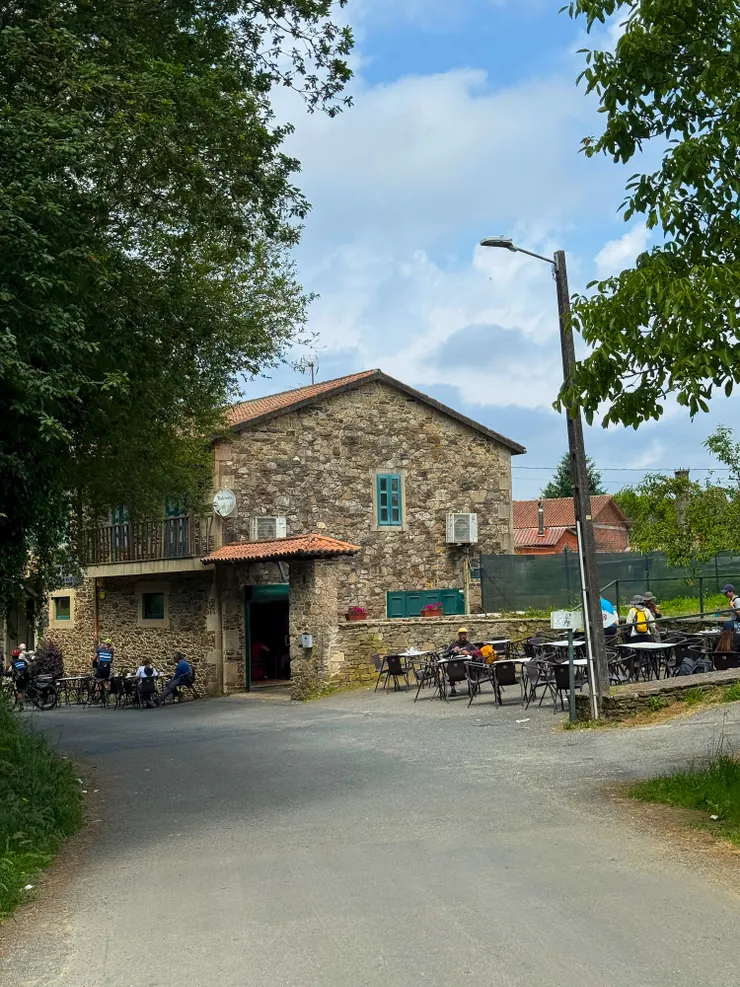 在San Paio的咖啡廳“Porta de Santiago” 休息
