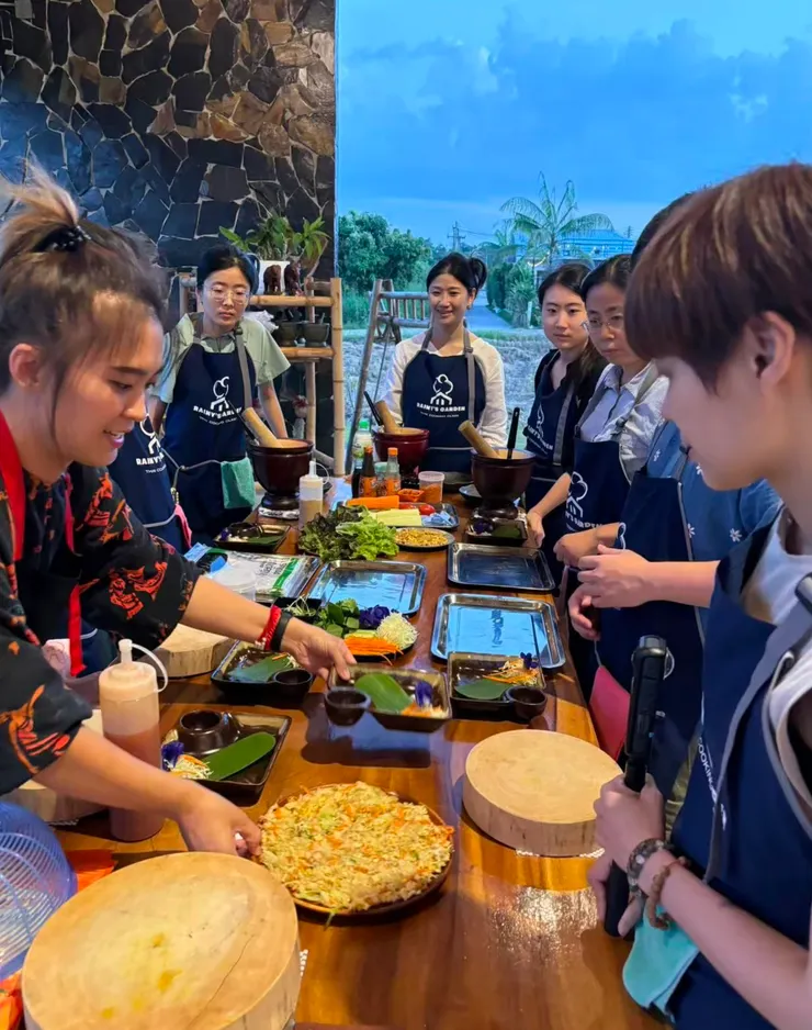 老師是左邊綁馬尾的女生