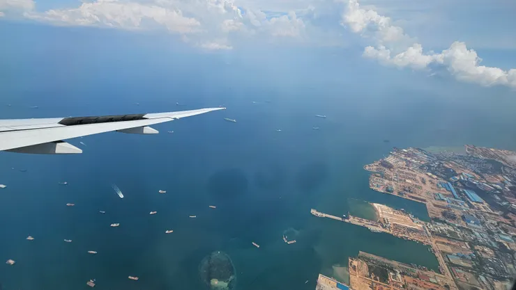 飛機準備降落新加坡樟宜機場前!總是可以看到密密麻麻準備進新加坡港的貨輪!