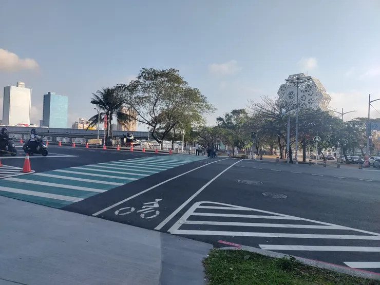 街景~隱約可看到黃色小鴨的頭頭跟屁屁