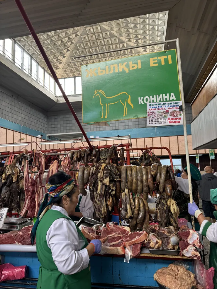 轉進市集另一區，看見馬肉販賣處