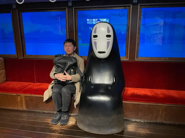 公園內能重現跟無臉男一同等車。