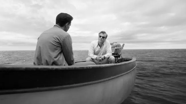兩人租了一艘小船划到海上,圖片來源:Netflix