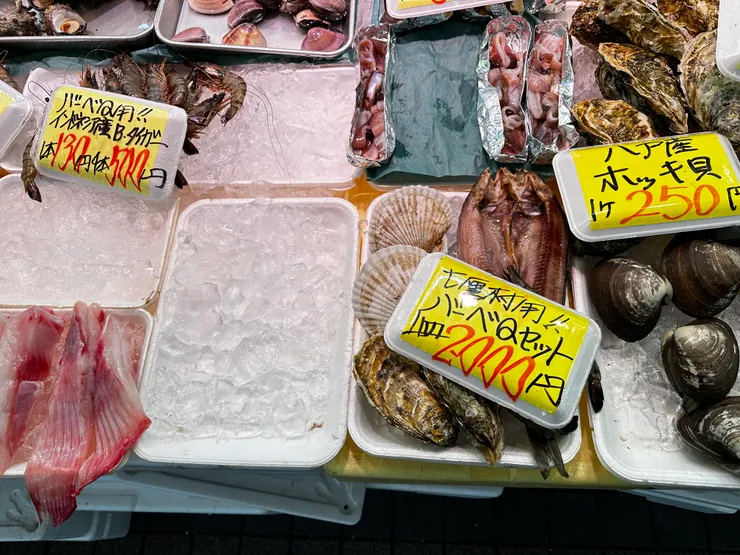 雖然有店家提供2千円雜錦拼盤,但既然一場來到,當然要分別買,逐樣試!