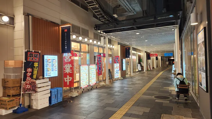 外面的街間也有許多海鮮餐廳