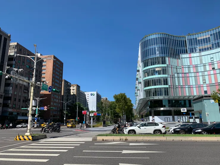 今天的天空依然如此蔚藍無瑕而明亮。🥰