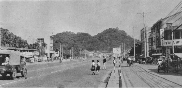 1957年的老照片。當時羅斯福路五段尚未拓寬，從羅斯福路四段往景美方向望去，蟾蜍山橫亙在眼前（照片來源：秋惠文庫）