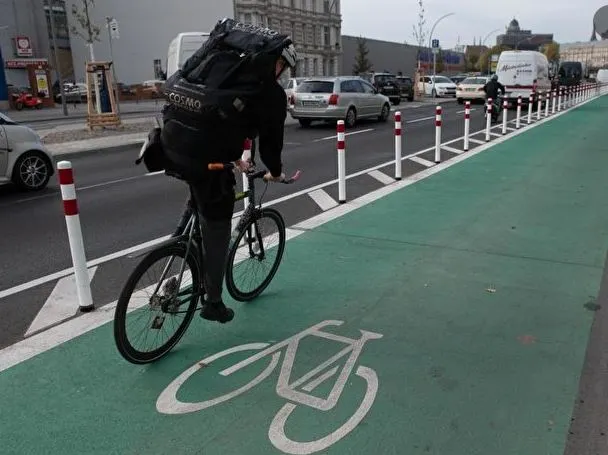 在馬路旁標示明顯的自行車道