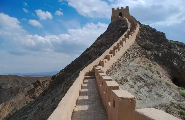 嘉峪關與懸長城 ©HelloRF Zcool/Shutterstock.com