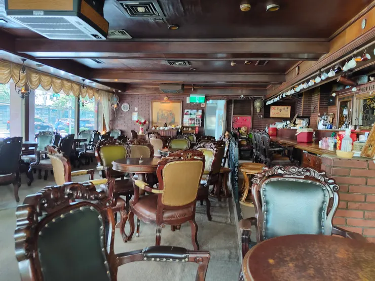 老樹咖啡從高雄發跡，至台中及台北拓展，台北落地新生南路已超過40年