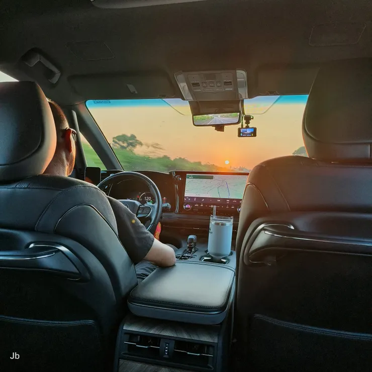 【運匠說他的車是陸上的商務艙...機場前旭日東昇心情豁然開朗】