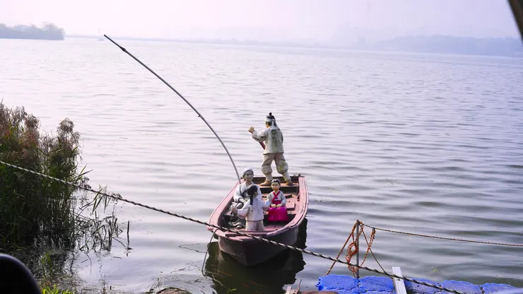 湖邊造景（晚上可能會被嚇到）