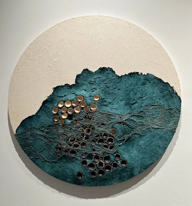 〈流動〉陳佳琦。攝於2023/24國際紙纖維藝術雙年展