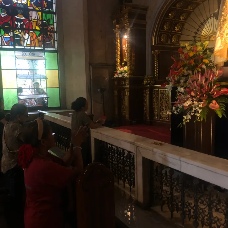 正在祈禱的人們