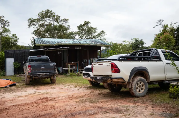 營地辦公室與搭乘上山的四輪傳動車