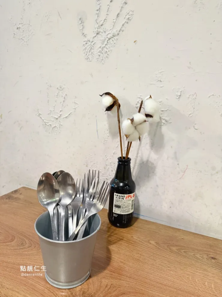 桌上小小擺飾 牆上有著手印牆|中和南勢角艾隆義大利麵