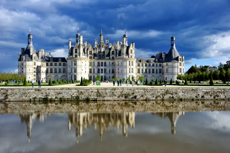 【香波爾樓塔如雲環繞著皇家獵場  初抵烏雲密佈幸運等到陽光照像】