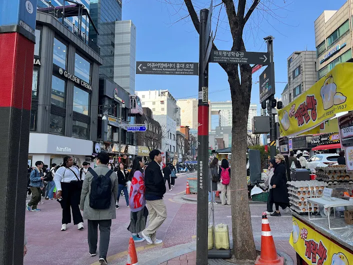 弘大商圈街景一角