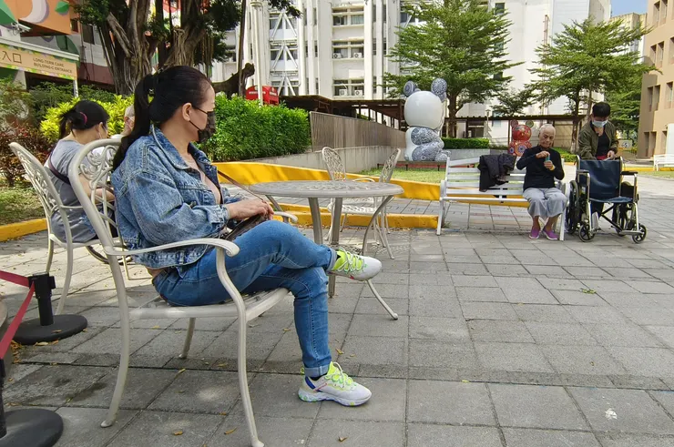 我在想新換的看護不知怎麼樣