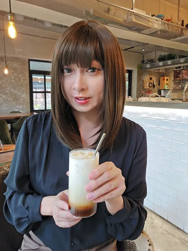 不免俗先來張與咖啡的自拍照,畫龍點睛