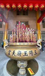 巨大龍香及可供信徒「鑽爐腳」的大香爐（圖片截圖於網路）