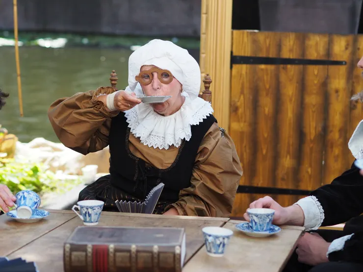 喝茶不用茶杯用茶盤,我當下看傻眼😆。但當時應該就是那樣做的。