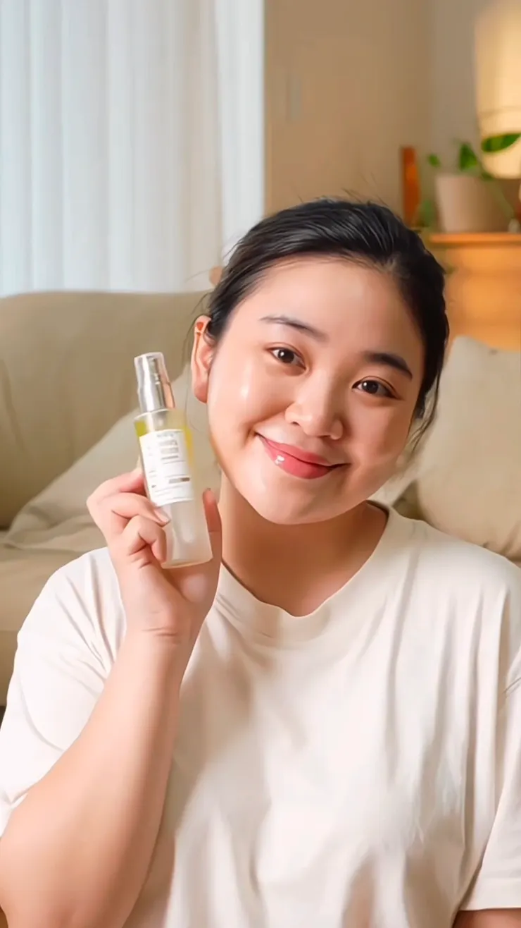 SKINTIFIC 噴霧的霧體非常細緻，單手就能輕鬆操作。它不僅是即時補水，更透過積雪草成分穩定受損的屏障，讓肌膚在冷氣房或烈日下都能維持水油平衡的『發光』狀態。