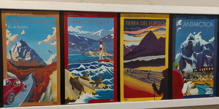 旅店牆上放著一年四季的地火島活動