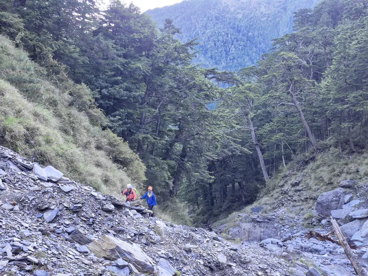 ▲最後水源地後就是碎石岩溝，碎石鬆動，要儘量找前人走過的路跡走，才不會進一步退十步。