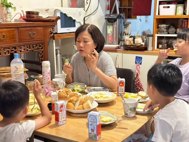 2024夏,阿嬤與四個孫子的早餐會報,到底在講什麼這麼認真?